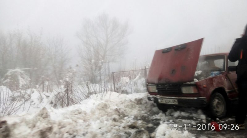 На Тисмеччині загорівся автомобіль, гасили снігом (ФОТО)