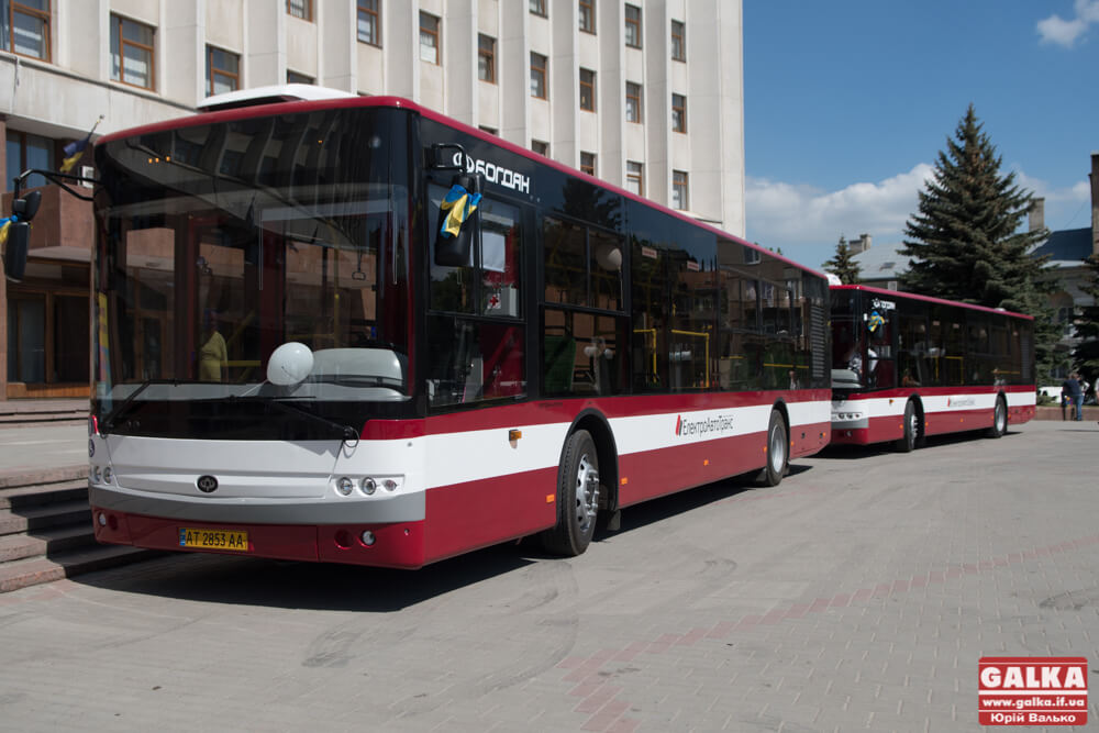 Сучасні та комфортні: шість нових автобусів для 27 маршруту презентували у Франківську (ФОТО)