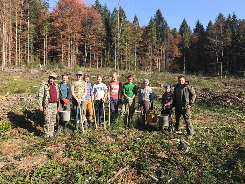 Прикарпатські лісники разом з школярами висаджували нові дерева у лісі (ФОТО)