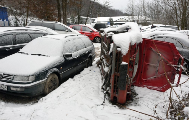 Звалище євроблях: українці масово кидають автівки у Словаччині (ФОТО)