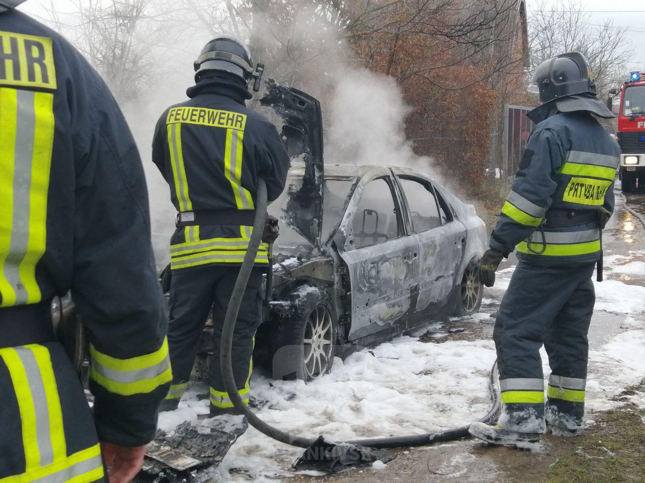 У Франківську невідомі підпалили автомобіль “на бляхах”