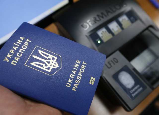 У ДМС кажуть, що ажіотажу з оформленням закордонних паспортів серед українців немає. Насправді попит зріс