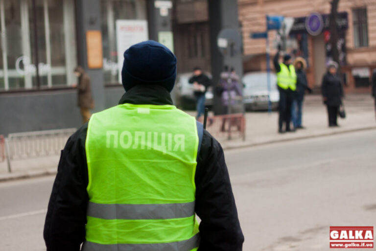 Неподалік вокзалу патрульні затримали чоловіка з наркотиками