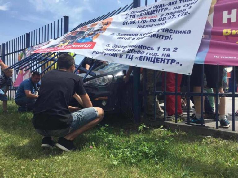 Перед початком автозмагань у Франківську один із учасників в’їхав у огорожу (ФОТО)