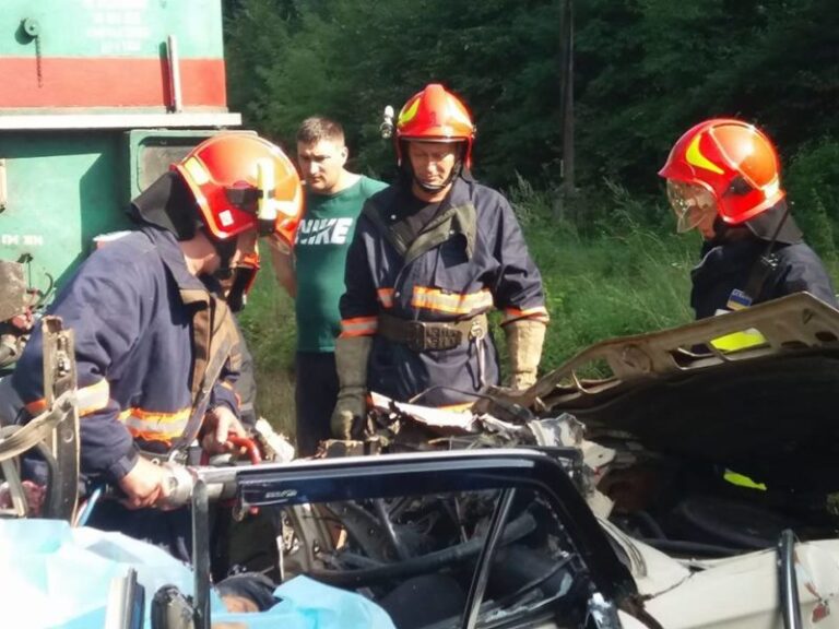 З’явилися фото смертельного зіткнення машини і потяга на Прикарпатті (ФОТО)