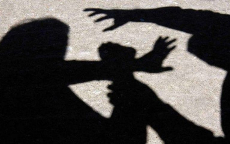 Били ногами по голові: на Прикарпатті судитимуть двох чоловіків за напад на ветерана