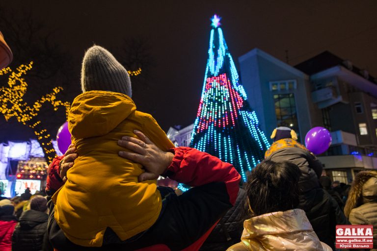 Головну ялинку Прикарпаття планують “засвітити” до кінця тижня, тоді ж запрацює й ковзанка