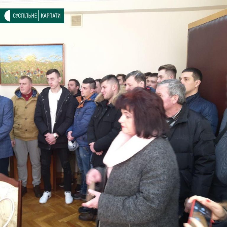 Мешканці Рожнятівщини погрожують перекрити шлях на Львів, якщо їм не поремонтують місцеві дороги (ФОТО)
