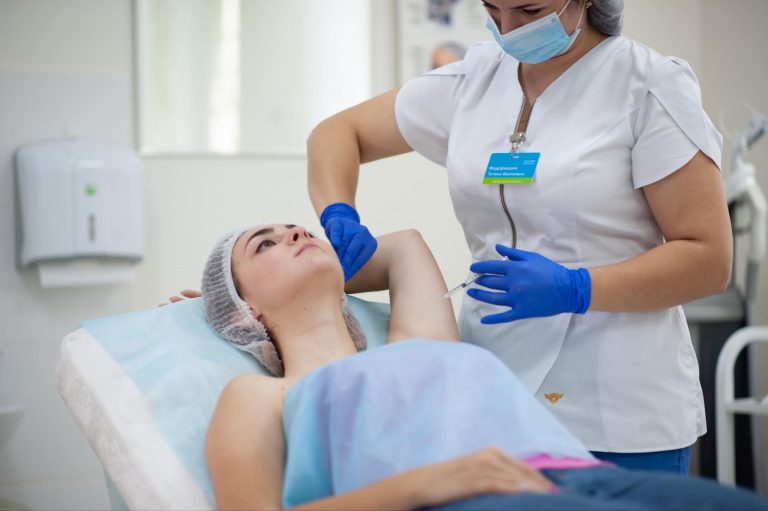 Франківські медики розповіли, як боротися з посиленим потовиділенням