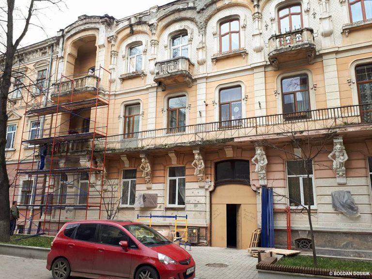 Управління архітектури планує завершити реставрацію “будинку з химерами”. За новими цінами