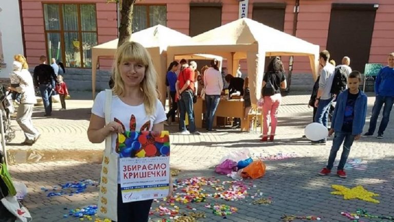 Франківка збирає пластик, аби допомогти українським воїнам (ФОТО)