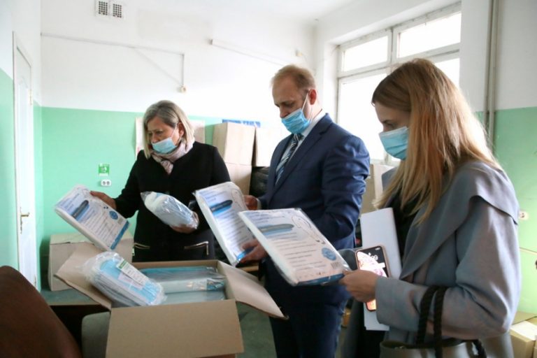 США передали прикарпатським медикам захисні костюми, маски та респіратори на понад мільйон гривень