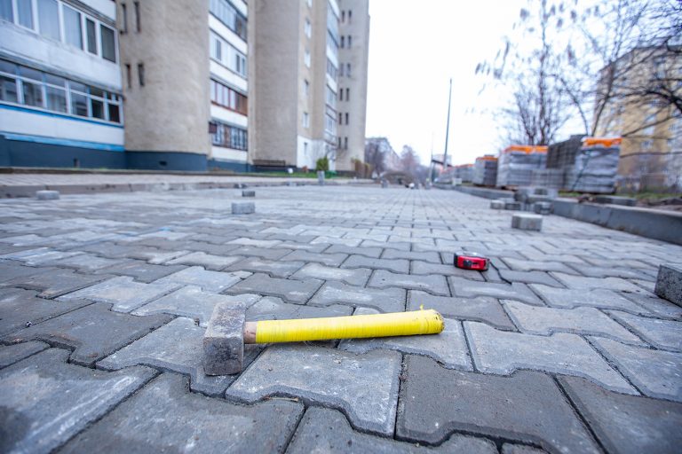 У Франківську ремонтують двір на Вовчинецькій (ФОТО)