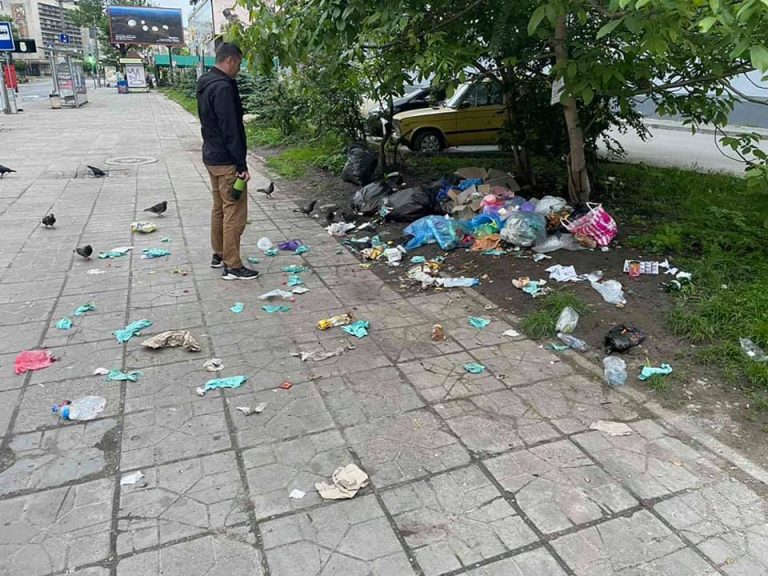 З Січових стрільців прибрали скандальні смітники: тепер люди викидають сміття серед вулиці (ФОТО)