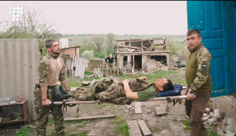“Найбільш інтенсивне життя — поруч зі смертю”. Як працює стабпункт “десятки” на передовій (ВІДЕО)