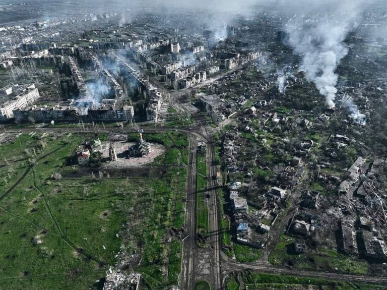 Ворог продовжує наступати у Бахмуті, йдуть важкі бої, – Генштаб