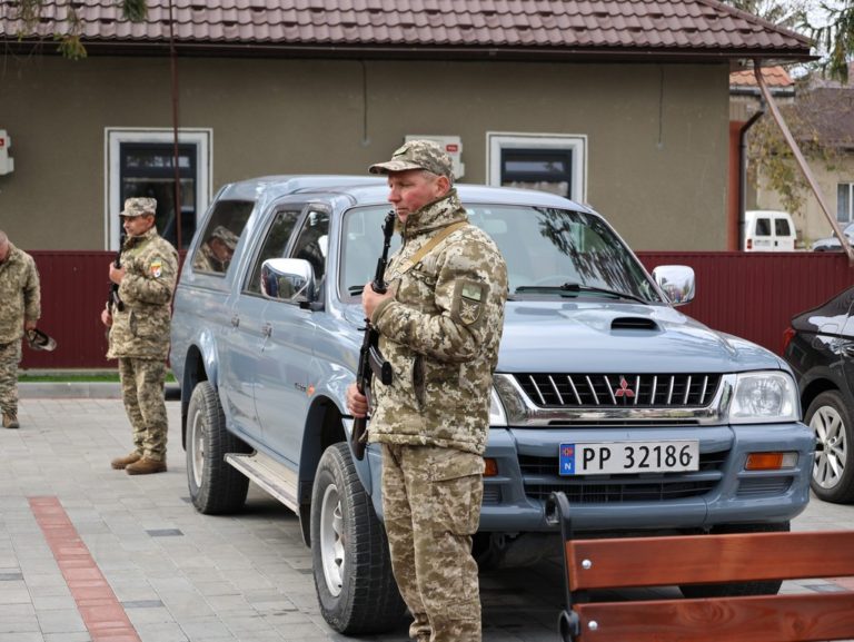 Освітяни, медики й керівництво Городенки за одноденний заробіток придбали авто для ЗСУ (ФОТО)