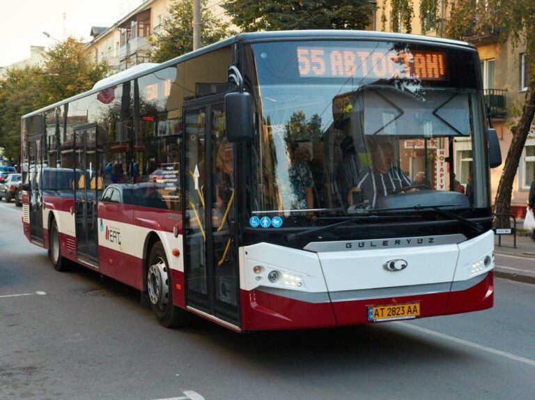 У Франківську підвищують вартість проїзду в автобусах і тролейбусах: поки що на місяць