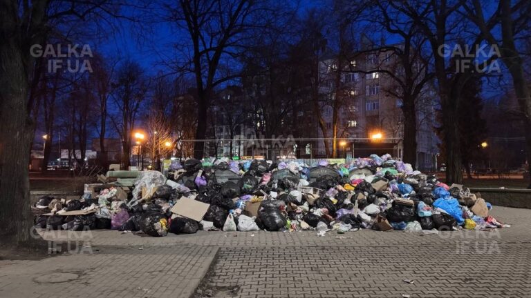 У Франківську не вивозили сміття через незаброньованих працівників (ВІДЕО)
