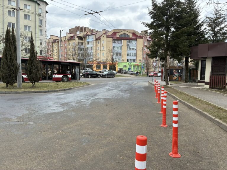 На кільці біля обласної лікарні встановили антипаркувальні стовпчики (ФОТО)