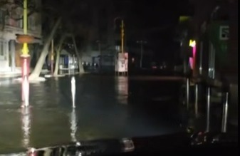 У центрі Франківська масштабний прорив водогону: вода вночі затопила Стометрівку (ФОТОФАКТ)