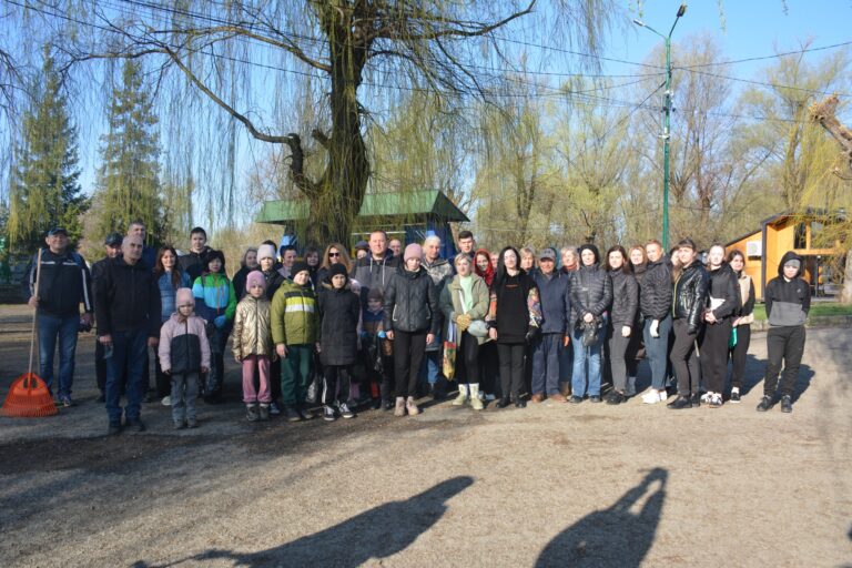 У Надвірній перед Великоднем провели загальноміську толоку — прибирали вулиці, парки та відпочинкові зони (ФОТО)