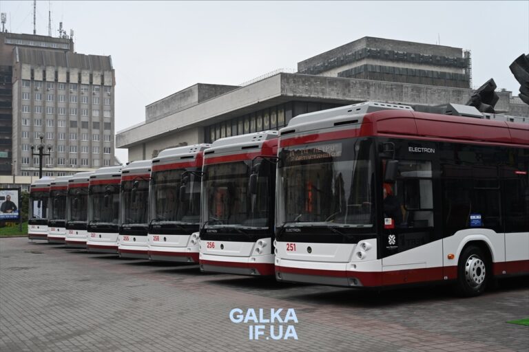 Вже з понеділка: у Франківську показали 9 дуобусів, які з Позитрона поїдуть на БАМ (ФОТО)