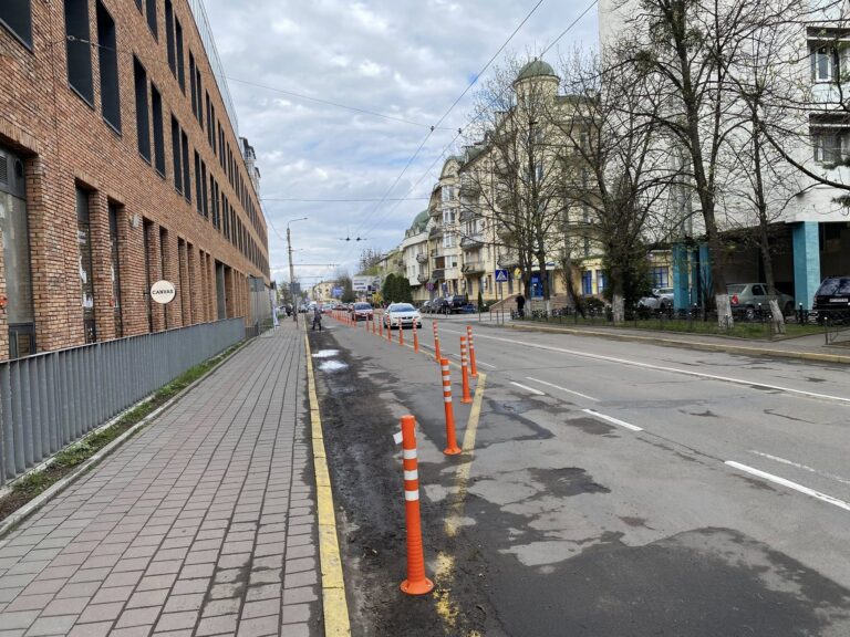 У Франківську змінили рух на Мельника: тестують розширення тротуару (ПРОЄКТ)