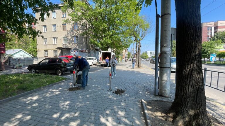 У мерії пояснили, навіщо встановили антипаркувальні стовпчики на Хіміків, Незалежності та Чорновола (ФОТО)