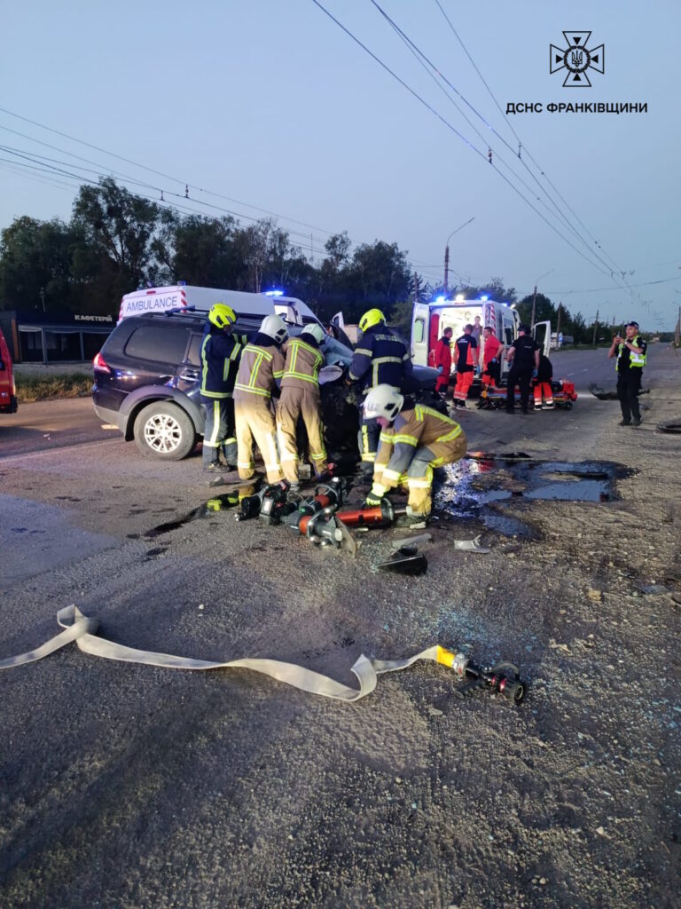 У Микитинцях — смертельна ДТП: 18-річний водій не впорався з керуванням (ФОТОФАКТ)