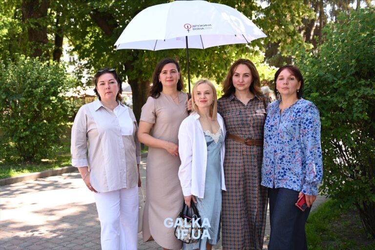 «Це не сумна історія — це ера жінки»: в Івано-Франківську покажуть виставу «Парасоля» від дружин військових (ФОТО)