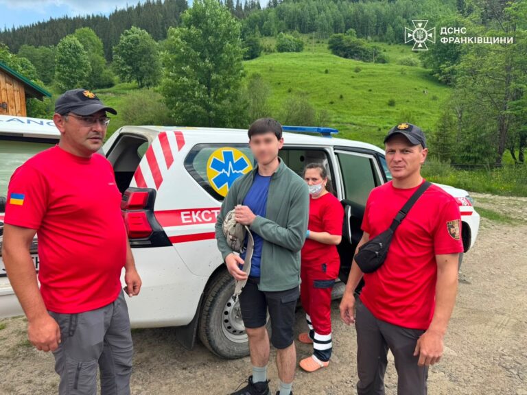 На Верховинщині рятувальники допомогли туристу, якого вкусила змія
