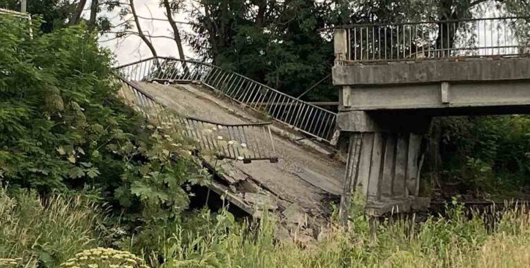 “Ще вчора ним ходили люди”: у Рожнятові обвалився міст (ФОТО)