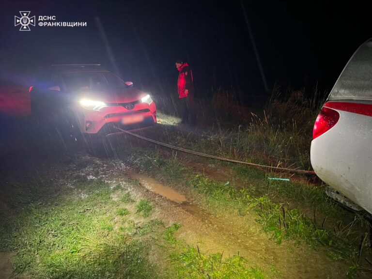 У Яблуниці допомогли жінці з дитиною, які застрягли на гірській дорозі (ФОТО)