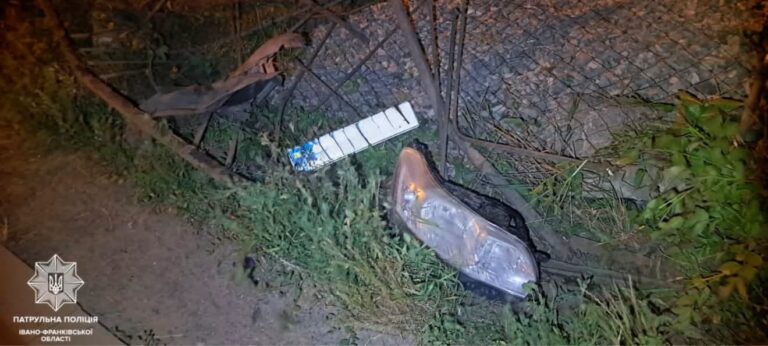 У Франківську пʼяний водій без посвідчення врізався в огорожу і втік