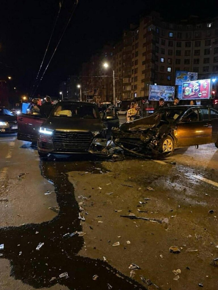 У зіткненні Audi та Kia на Івасюка постраждала водійка (ФОТОФАКТ)