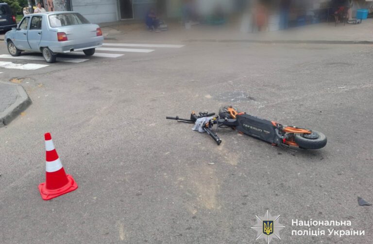 Постраждав 15-річний юнак: деталі ДТП з електросамокатом на Мазепи (ФОТО)