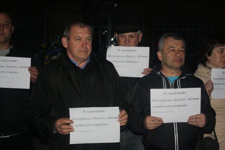 Флеш-моб у Калуші: Я – цинічний бандерівець