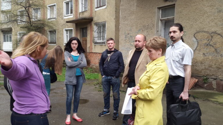 Очільник обласної “Солідарності” вивчав проблеми мешканців Коновальця та Петлюри (ФОТО)