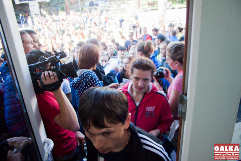 Стартувала ажіотажна електронна черга у “Вишиванку” – талони на цілий день роздали за 20 хвилин (ФОТО)