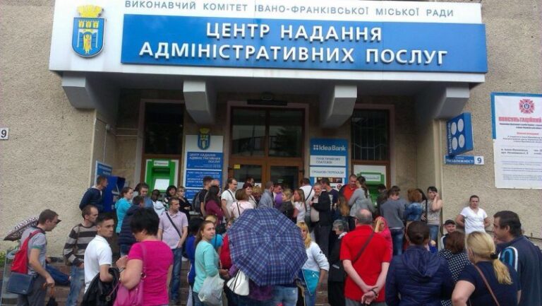 Кілька десятків франківців ночували під ЦНАПом: сьогодні стартує реєстрація дітей у дошкільні навчальні заклади (ФОТО)