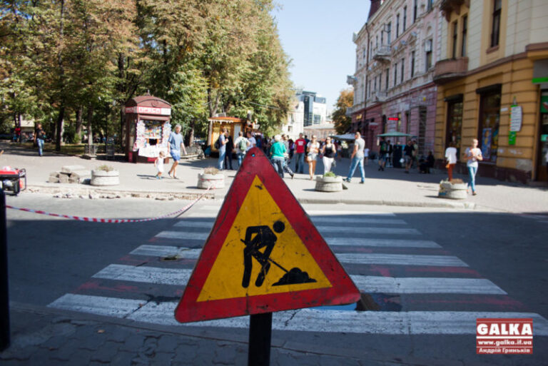 Під час ремонту у середмісті комунальники натрапили на старовинну бруківку (ВІДЕО)