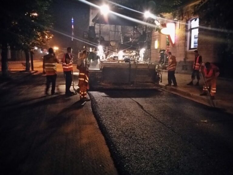 В ніч на середу на Грушевського вистелили шар нового асфальту (ФОТО)