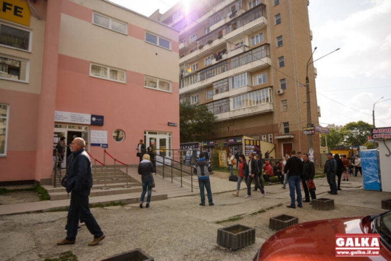 “Кіоскове містечко” поблизу Візового центру на Пасічній розрослося: “Галка” шукала власників (ФОТО,ВІДЕО)