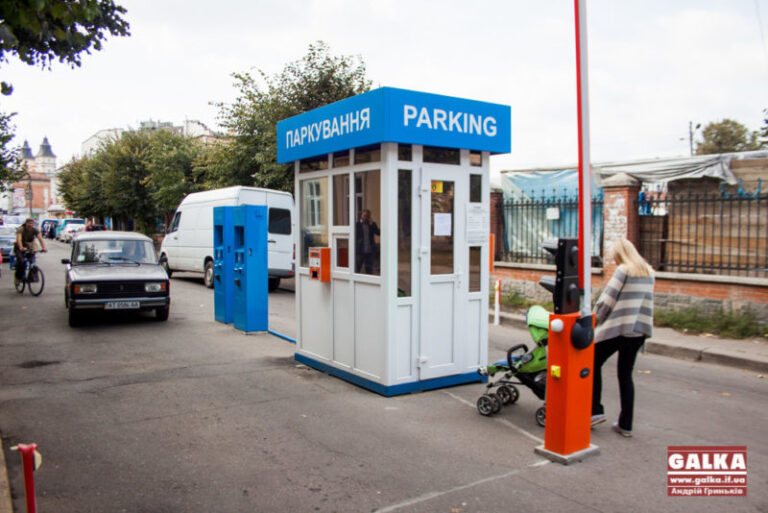 Мені погрожують, бо не хочуть платити 10 гривень, – франківський оператор паркування у центрі міста