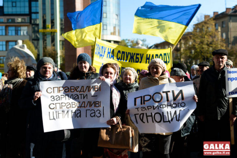 Більше тисячі людей під “Білим домом” протестують проти високих тарифів (ФОТО)