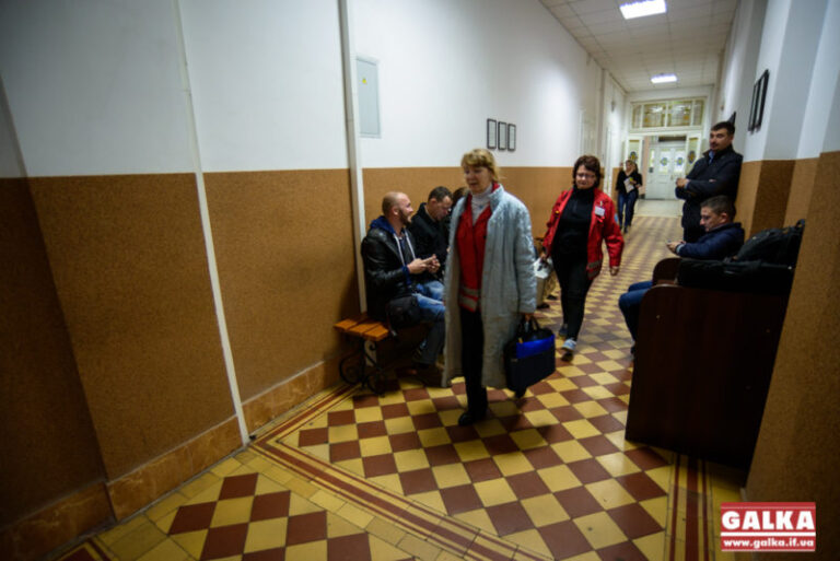 Звинуваченому у найбільшому в цьому році хабарі держслужбовцю у судовій залі викликали швидку (ФОТО)