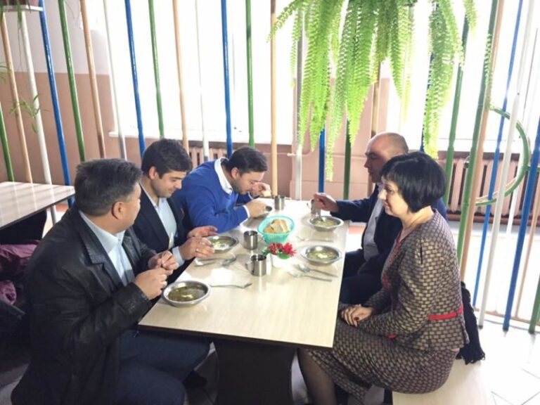 Прикарпатського нардепа нагодували у Снятинській школі (ФОТО)