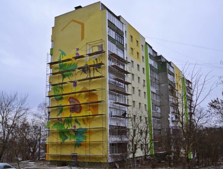 На Пасічній прикрашають чарівним муралом та утеплюють багатоповерхівку (ФОТО)
