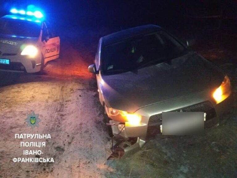 Патрульні гналися по полю за водієм, який вчинив ДТП